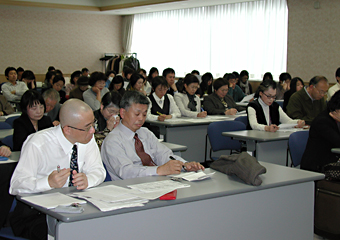 講演を聴く参加者約80名